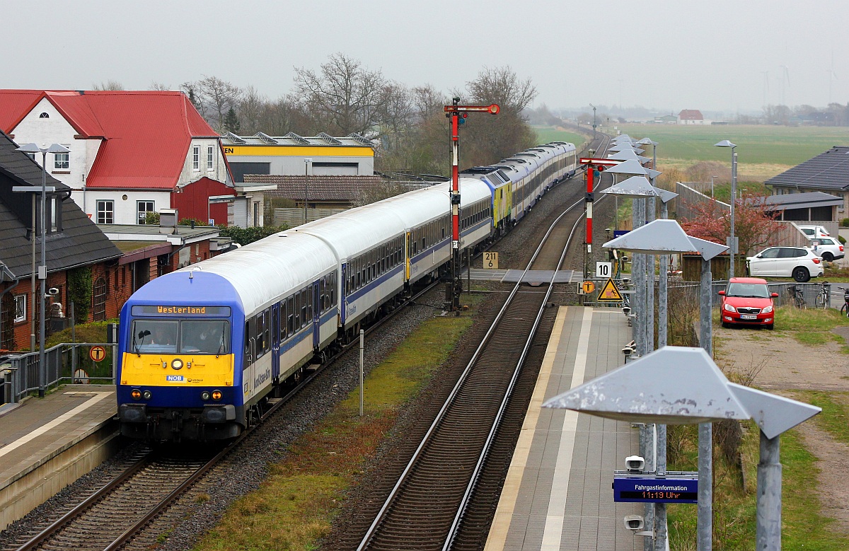 MaK DE 2700-03 hat hier mit ihrer NOB nach Westerland Einfahrt in Bahnhof von Klanxbüll. 14.04.2015