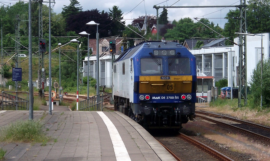 MaK DE 2700-05/251 005-5 verlässt hier den Itzehoer Bahnhof. Juli 2012
