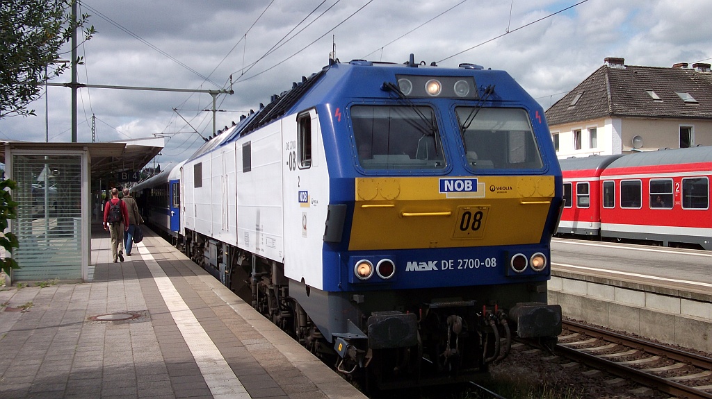 MaK DE 2700-08/251 008-9 als Schublok einer NOB nach Westerland steht hier mit ihrem aus Connex Wagen bestehenden Zug abfahrbereit in Itzehoe. Juli 2012