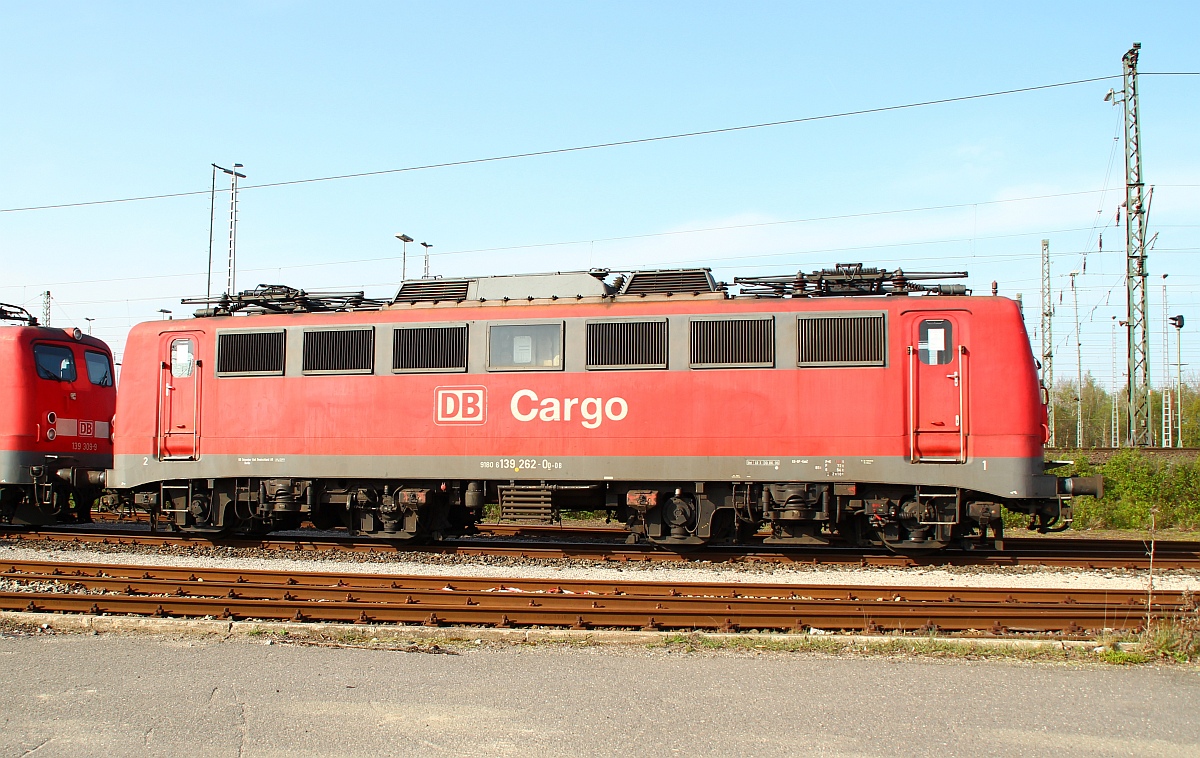 Mangelnde Nachfrage im Güterzugverkehr bei DB Cargo/Railion/Schenker bedeutet für viele Kult E-Loks eine zeitweise Abstellung, hier zu sehen die E40.11/ 139 262-0(Unt/LDX/30.06.06)abgestellt in Maschen. 28.04.2012(üaVinG)