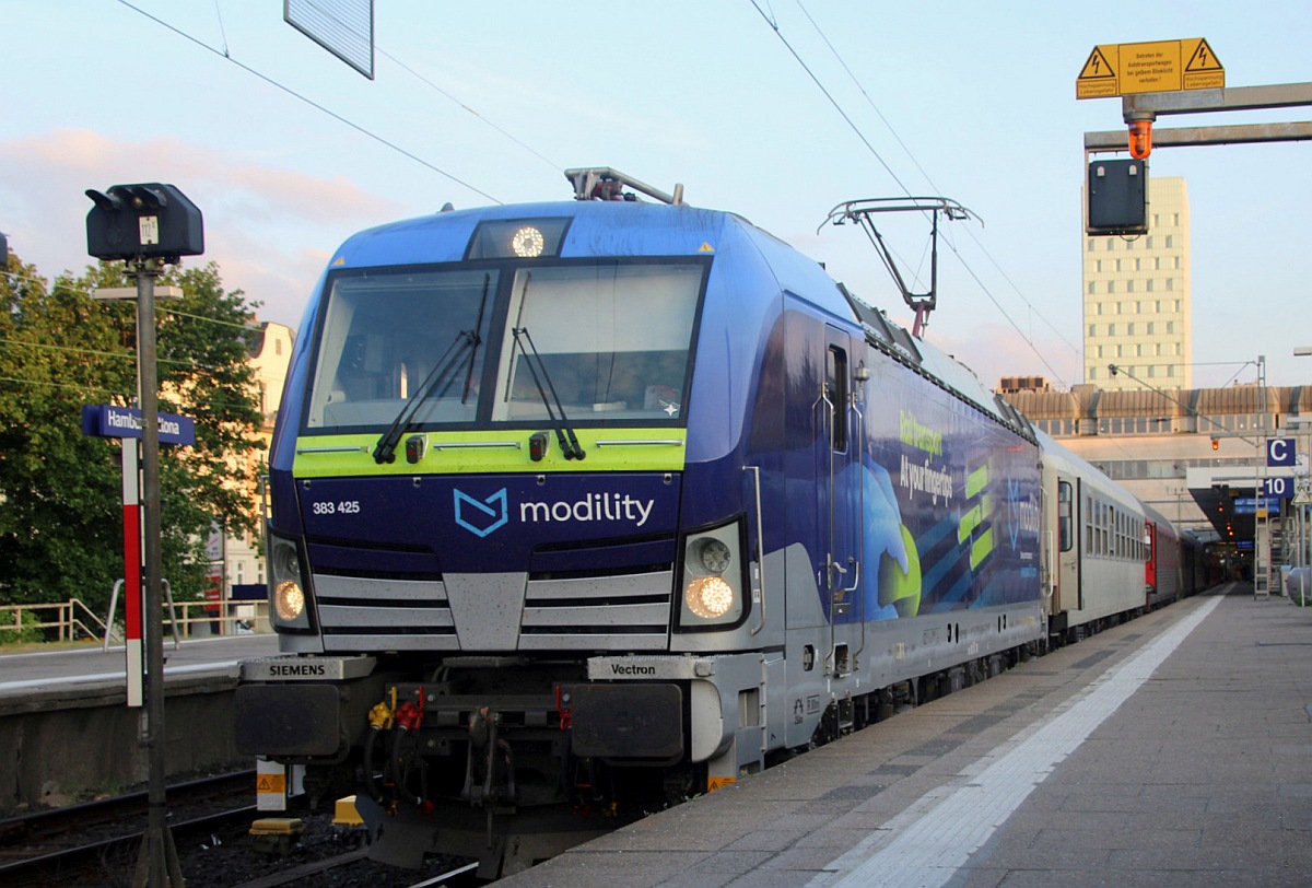 Metrans 383 425 (REV/MMAL/03.11.22) mit Nachtzug nach München. Hamburg-Altona 28.05.2023