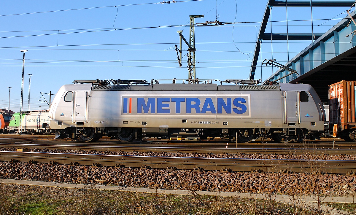 Metrans 7 386 004-6 zog einen langen Kistenzug durch HH-Waltershof Richtung Moorburg. 06.02.2015