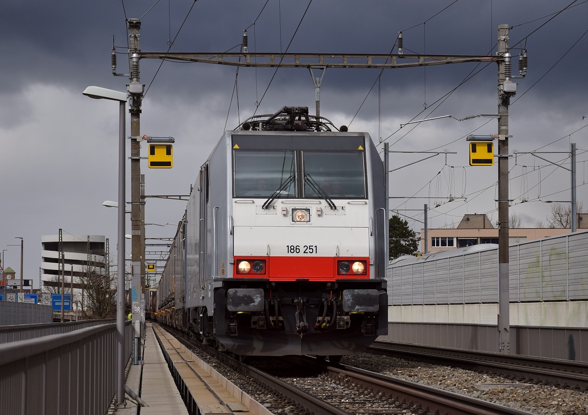 Mit gesenktem Stromabnehmer fährt 186 251 über die Netz-Trennstelle auf der Verbindungsbahnbrücke in Basel. März 2019.