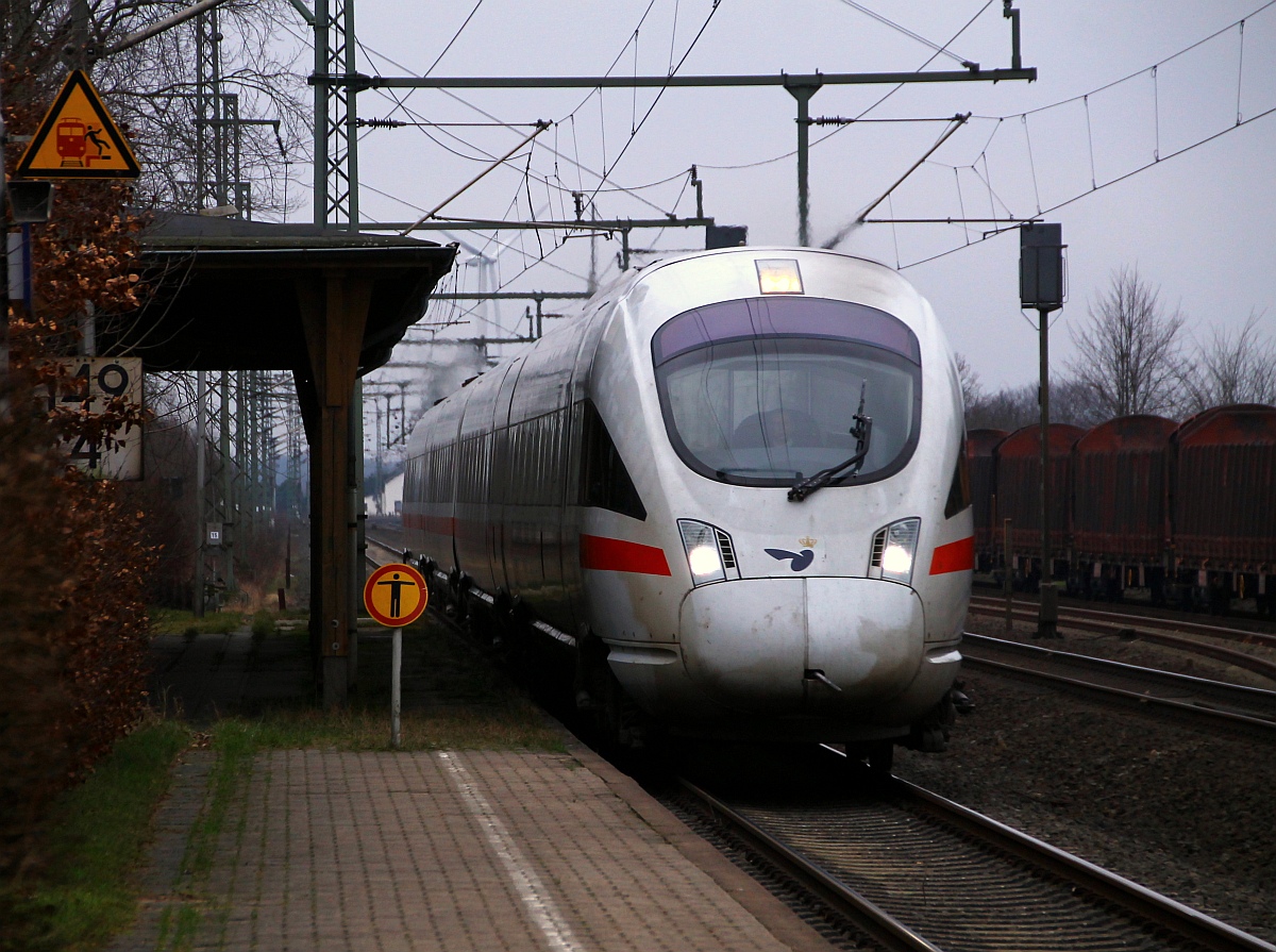 Mit hohem Tempo dieselt hier der ICE 381 nach Berlin in Form von Tz 5520/0605 020/120/220/520 vorbei an dem alten Bahnhofsgebäude durch Jübek. 20.01.2014