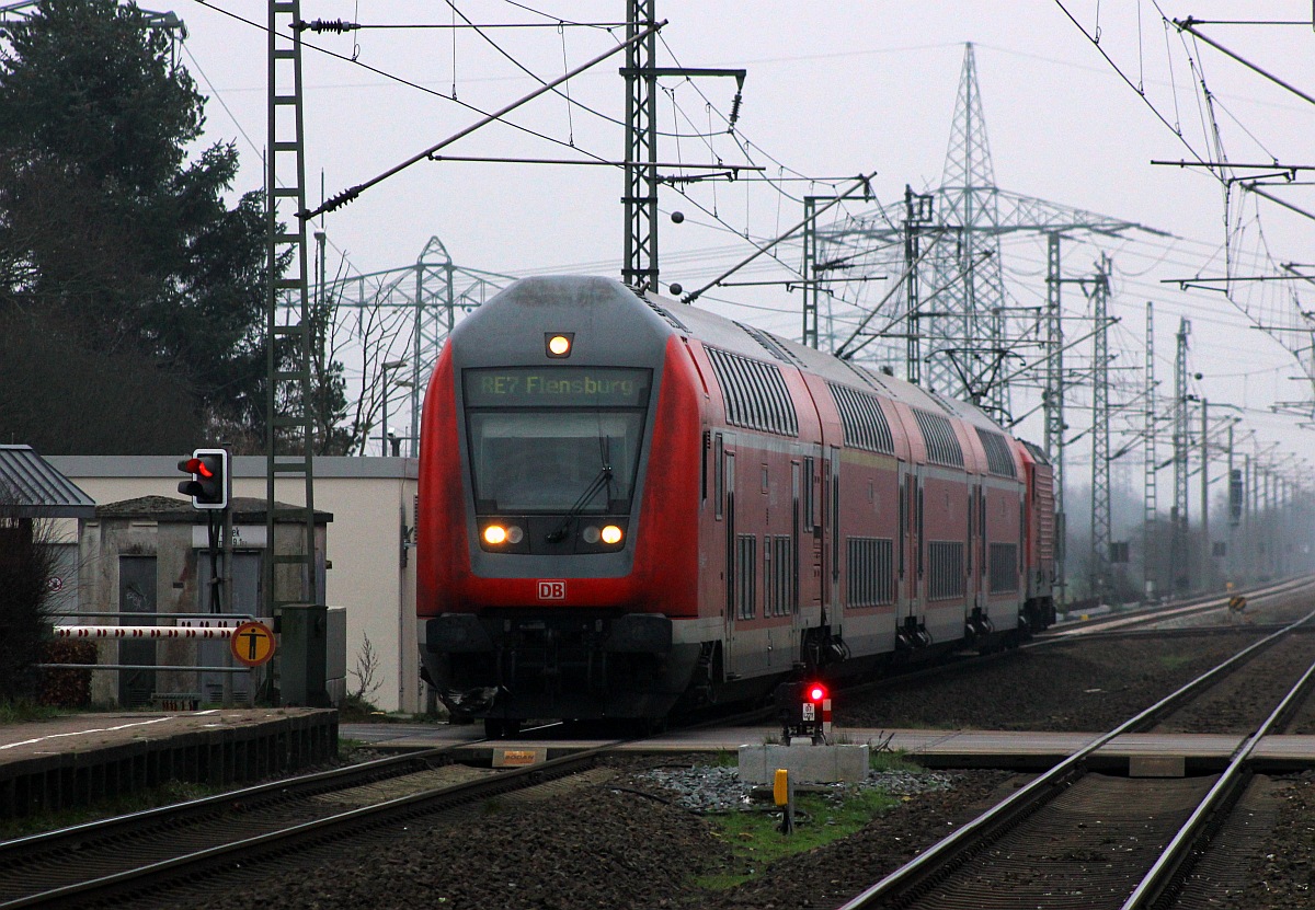 Mit ordentlichem Tempo rauscht hier der RE7 von Hamburg nach Flensburg mit der Schublok 6112 149-0 durch Jbek Richtung Flensburg. Jbek 19.12.2015