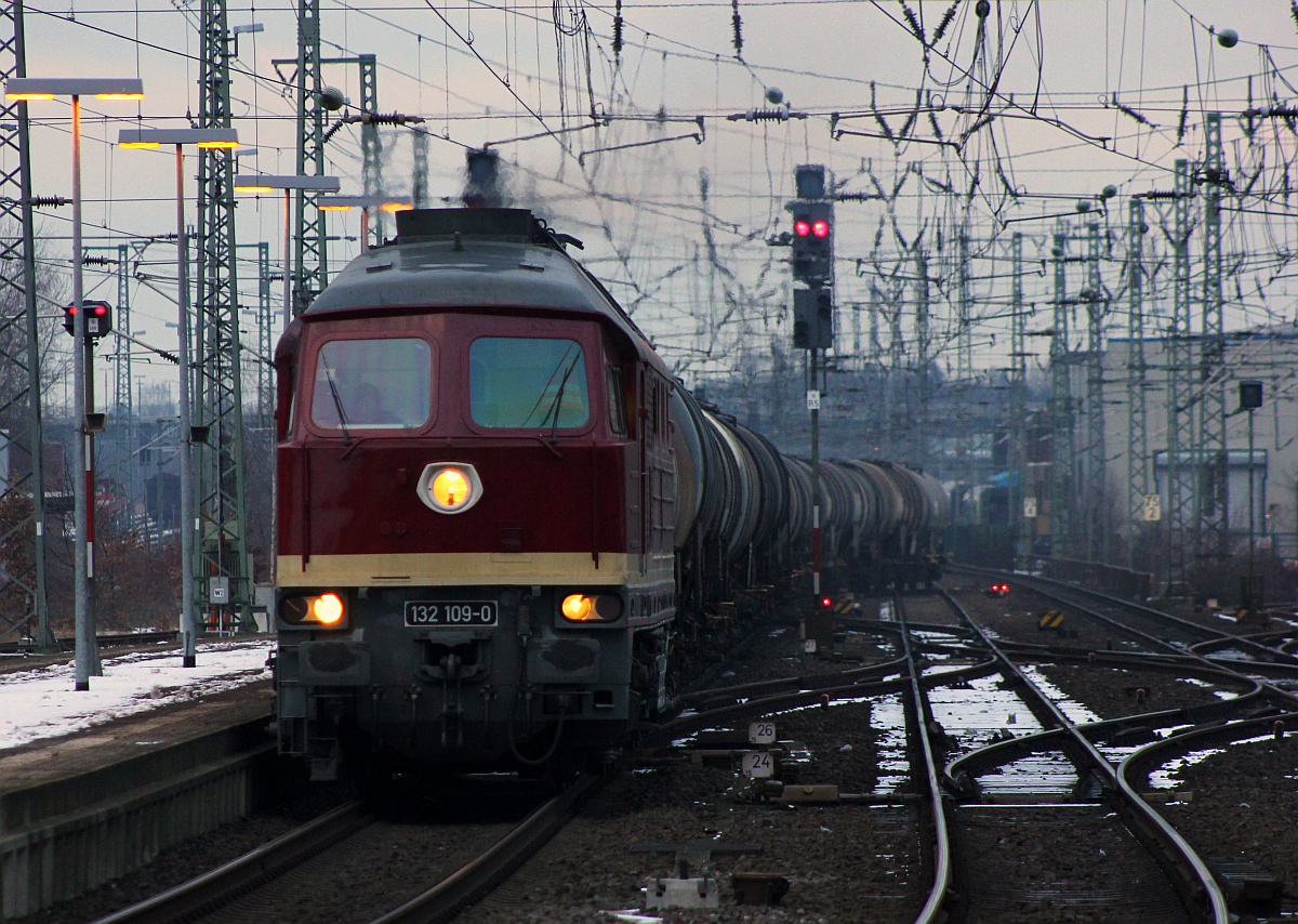 Mit tollem Sound dieselt hier die LEG 132 109-0 mit ihrem Rapsöl-Express durch Neumünster Richtung Hamburg. Neumünster(Pbf)20.01.2016