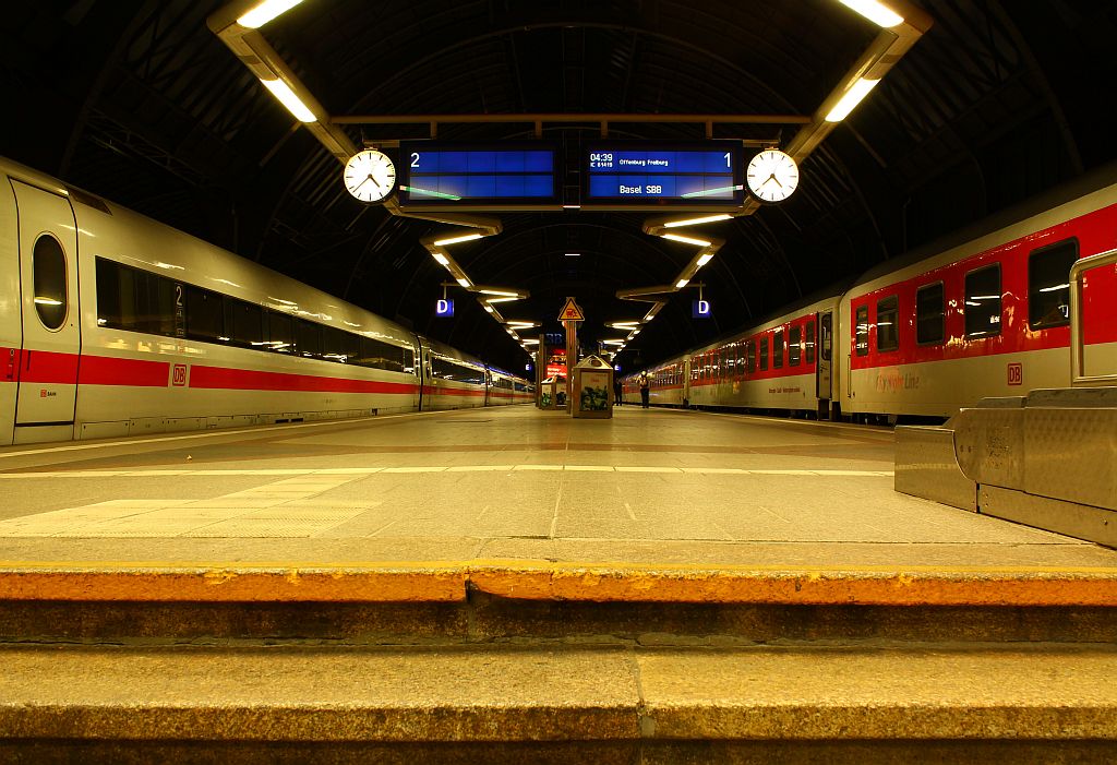Morgens um 04.38h im Karlsruher Hbf Blick auf Gleis 1 und 2, links parkt ein ICE und rechts steht der kurz vorher angekommene CNL 479 nach Zürich(Neuschnitt mit Nachbearbeitung). Karlsruhe 01.06.2012