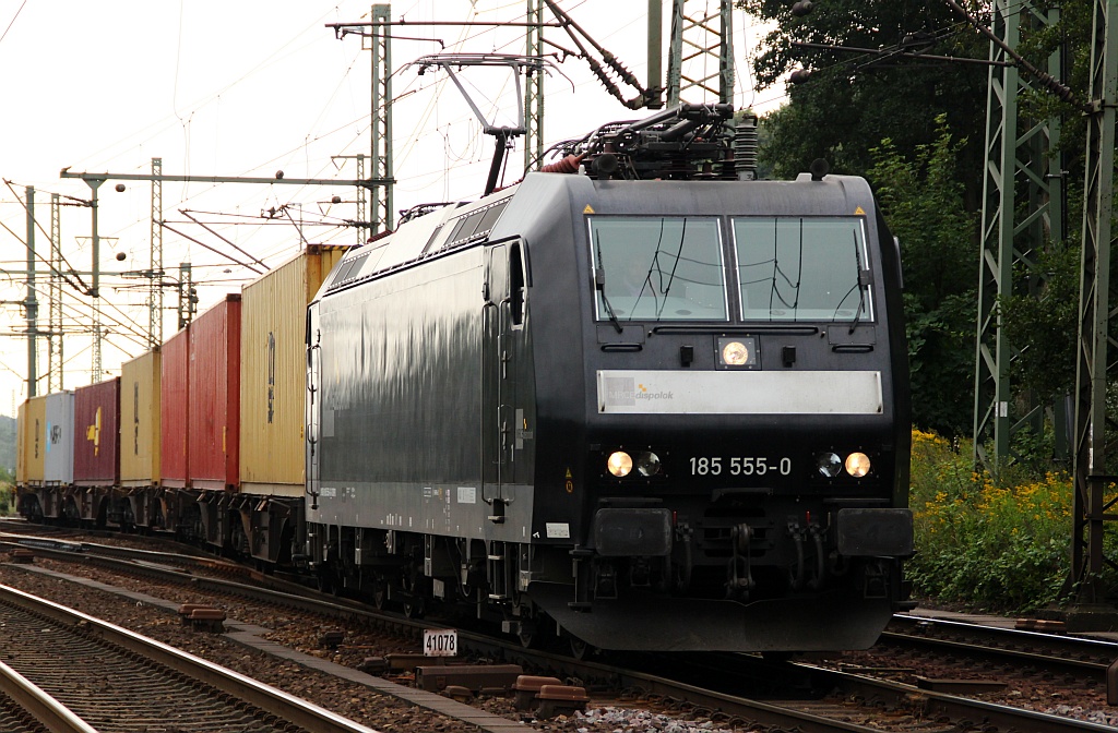 MRCE 185 555-0 holt hier einen Containerzug aus dem alten Gbf Gelände in HH-Harburg. 07.09.12