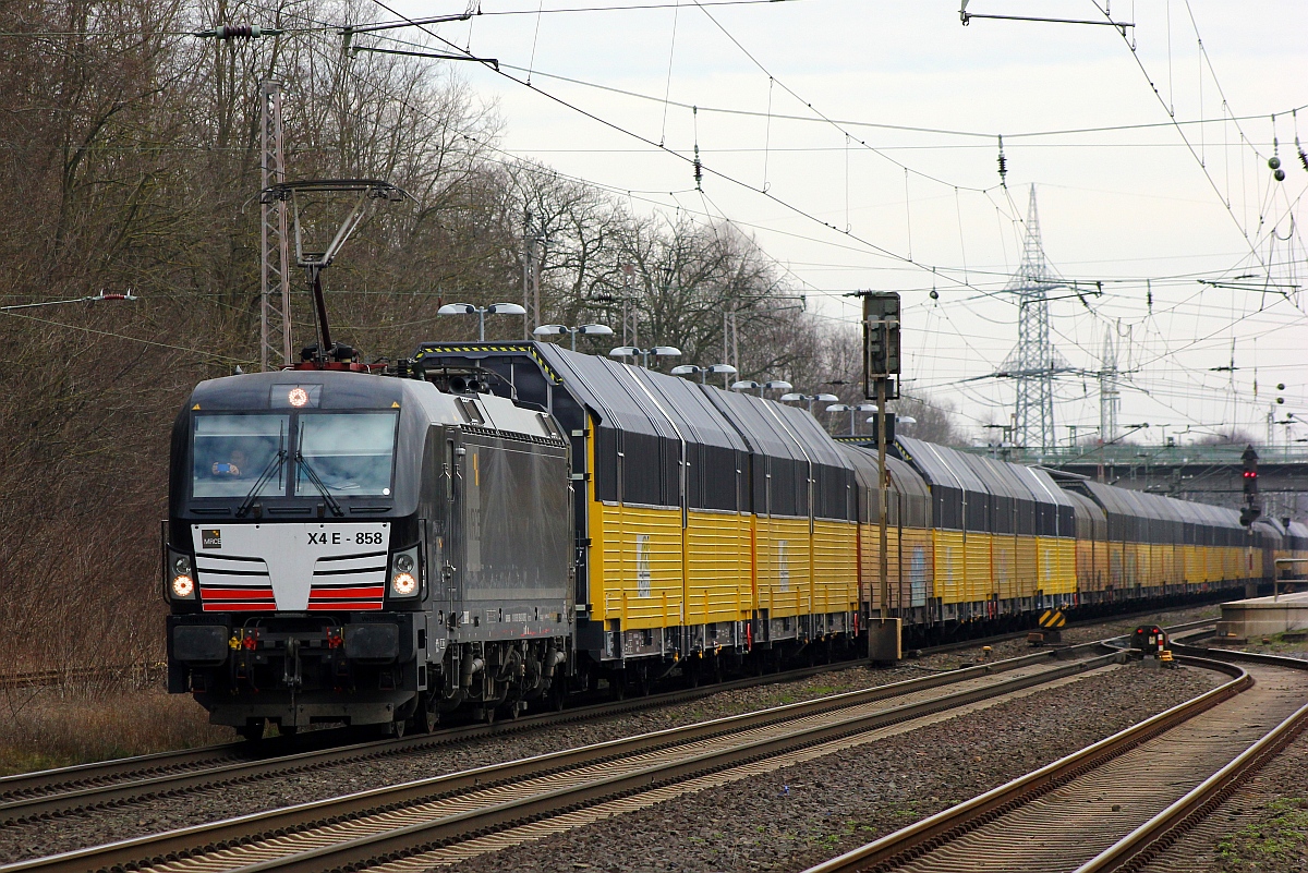 MRCE 193 858-8(REV/MMAL/26.02.14)mit ARS Autologistikzug festgehalten während der Durchfahrt in Langwedel bei Verden/Aller. 07.03.2015