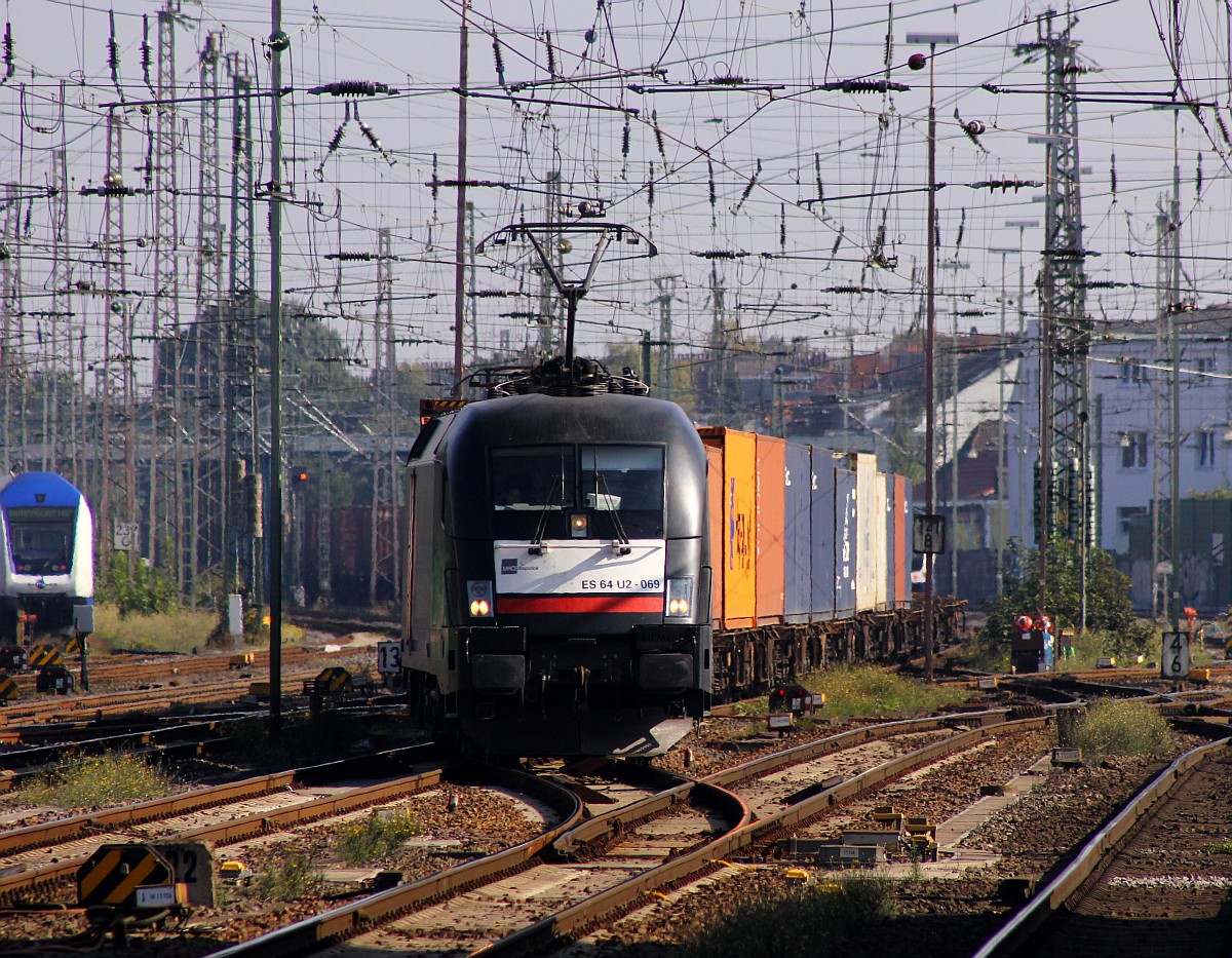 MRCE ES64U2-069 oder 182 569-4(REV/Lz/30.05.15) mit Blechkistenzug aufgenommen am Bremer Hauptbahnhof. 02.10.2015
