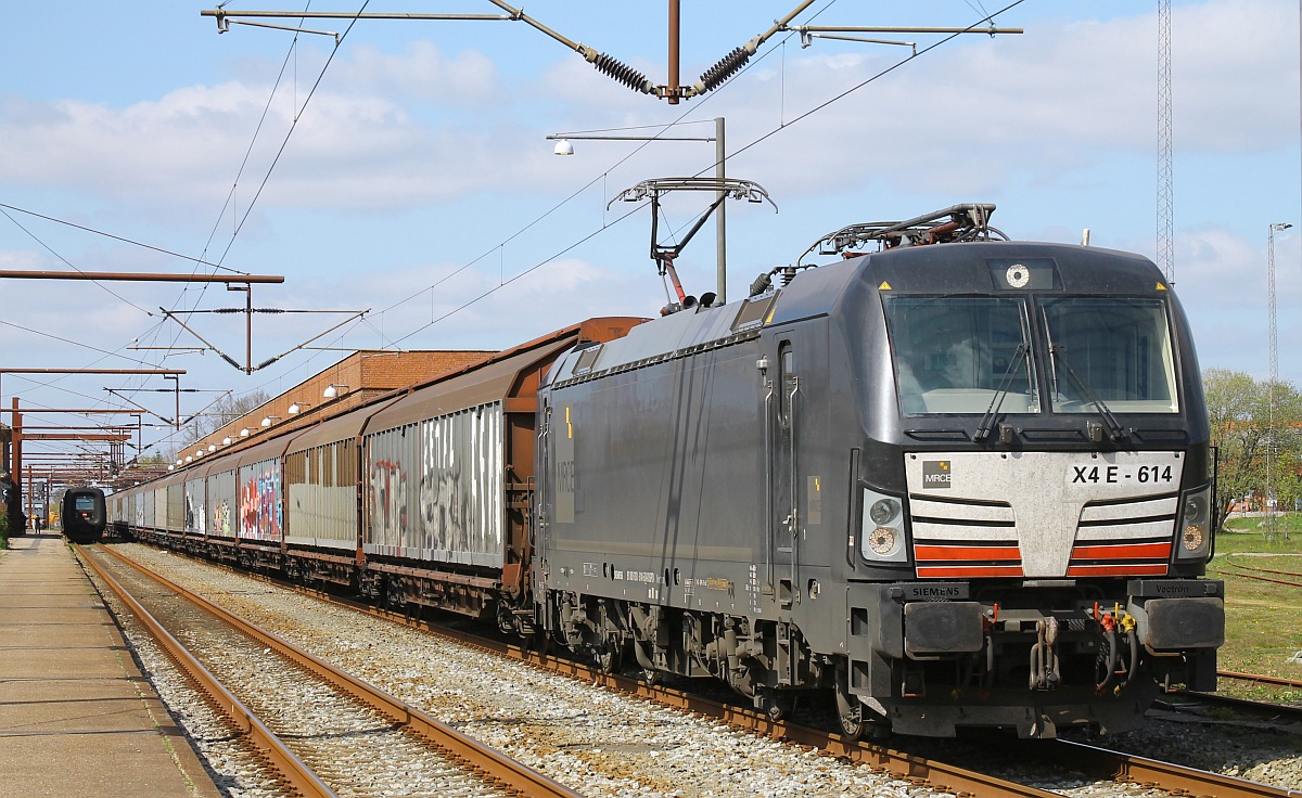 MRCE X4E-614 mit dem Italian-Express steht abfahrbereit im Bhf Pattburg/DK 27.04.2022 