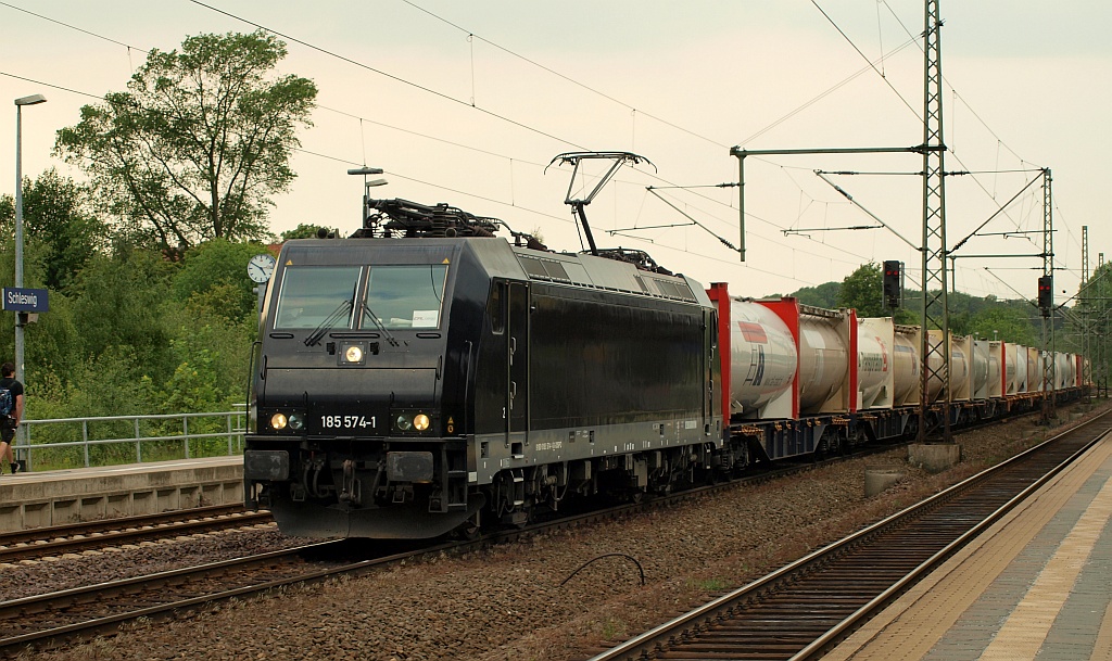 MRCE/CFL 185 574-1 rauscht hier mit einem Ganzzug durch Schleswig. 26.05.2011