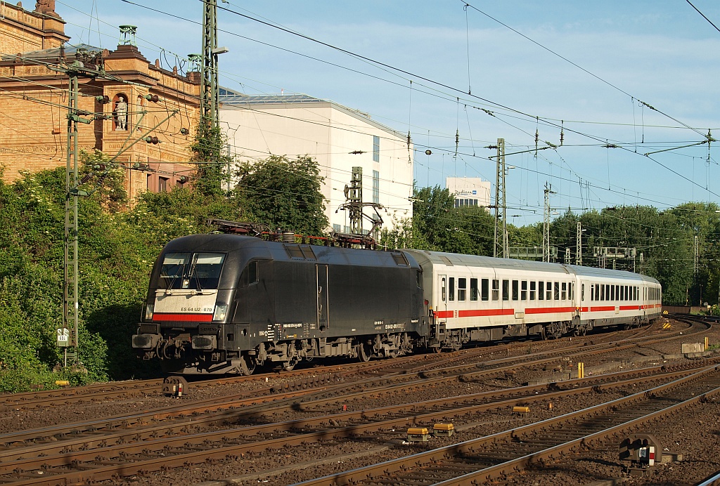 MRCE/DB 182 570-2(ex ES 64U2-038)ES 64 U2-070 mit dem IC Königsee bei der Einfahrt in den Hamburger Hbf. 03.06.11