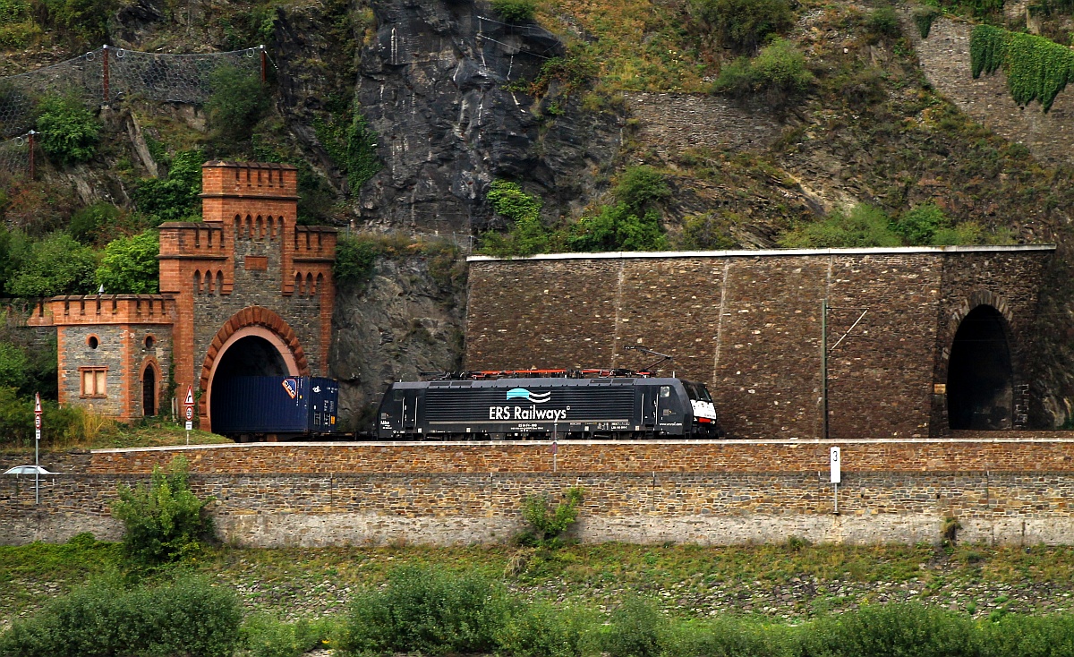 MRCE/ERSR 189 099-5/ES64F4-999 verlässt hier mit einem KLV den Tunnel an der Rheinuferstrasse gegenüber von Oberwesel. 13.09.2013