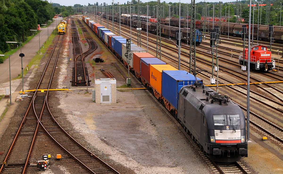 MRCE/MRCE ES64U2-037/ 182 537-1 mit langem Containerzug in Warteposition im Gbf Maschen. 29.05.2014