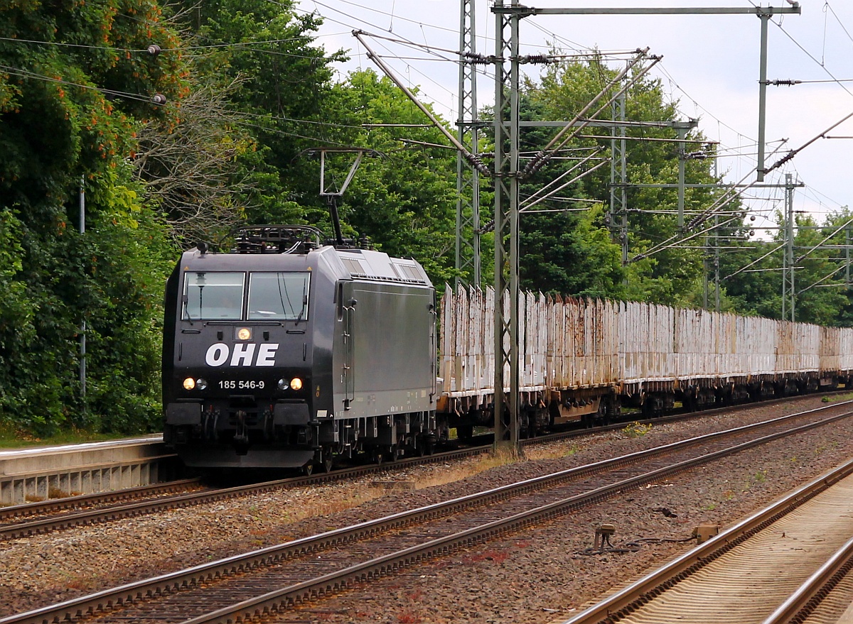 MRCE/OHE 185 546-9 mit dem Holzzug für Padborg bei der Durchfahrt in Schleswig. 02.07.2014