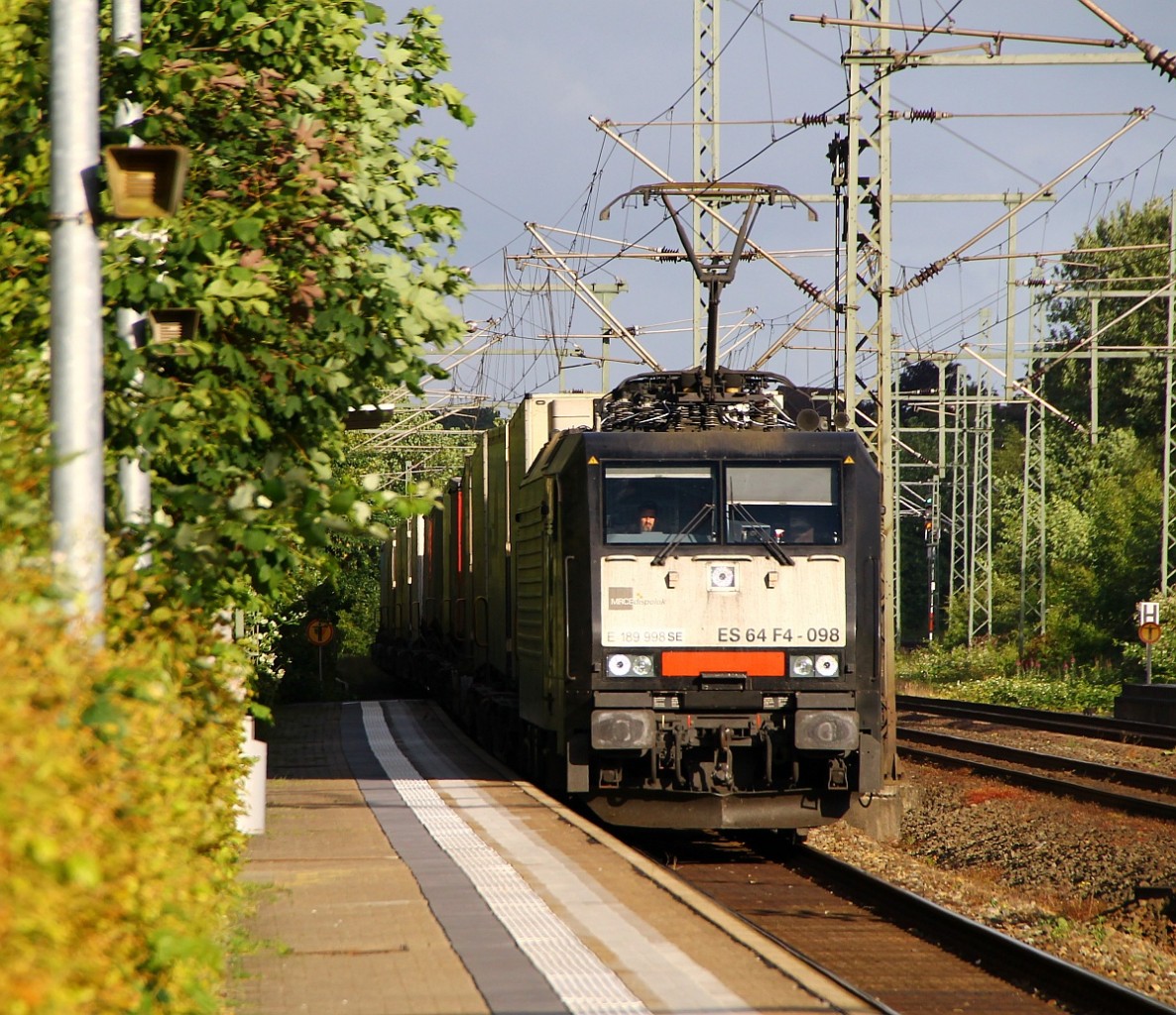 MRCE/TXL 189 998-8SE/ES64F4-098 rauscht hier mit dem DGS 40562 aus Verona durch Schleswig. 22.06.2014