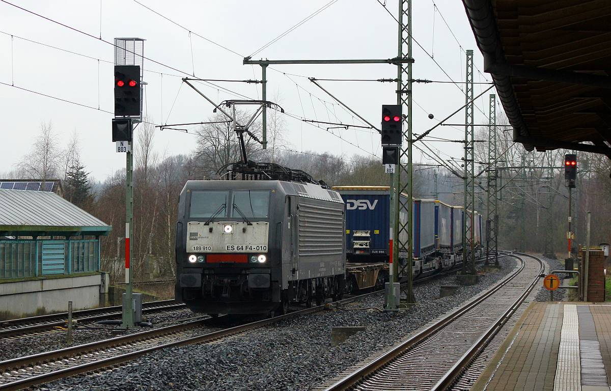 MRCE/TXL ES64F4-010 fährt hier aus Padborg/DK kommend mit einem KLV durch Schleswig Richtung Hamburg. 14.02.2016