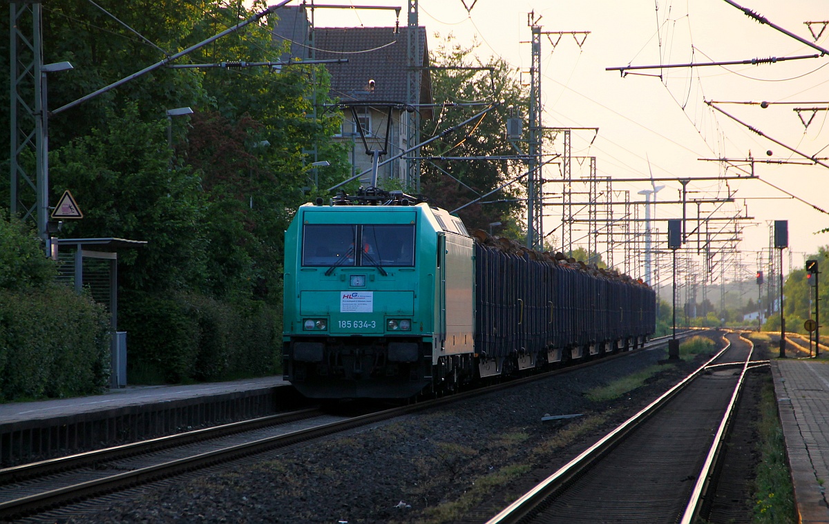 Nach einem kurzen Leistungsmarsch konnte dann im Bahnhof Jübek stehend die RBS AF/HLG 6185 634-3 mit dem ersten Teil des Holzzuges abgestellt festgehalten werden, der Tf rüstete gerade auf, Gruß an Ihn. Jübek 26.05.2014