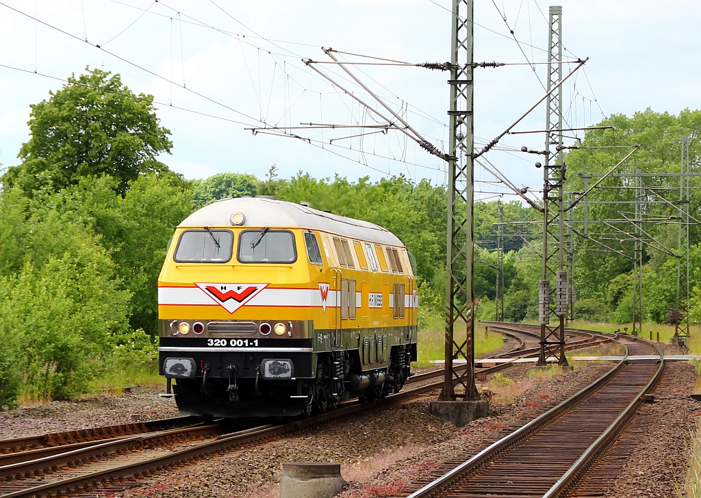 Nach längerem reparaturbedingten Ausfall wieder im Dienst dieselt hier Wiebes 320 001-1 durch Schleswig. 14.06.12