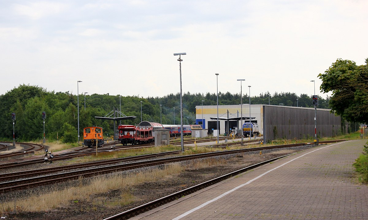 Nachdem die Züge nach Kiel und St.Peter-Ording Husum verlassen hatten öffneten sich die Gleissperren und gaaaanz langsam bewegte sich der BTE Leerzug aus dem Bw Richtung Bahnhof Husum. 02.08.2017