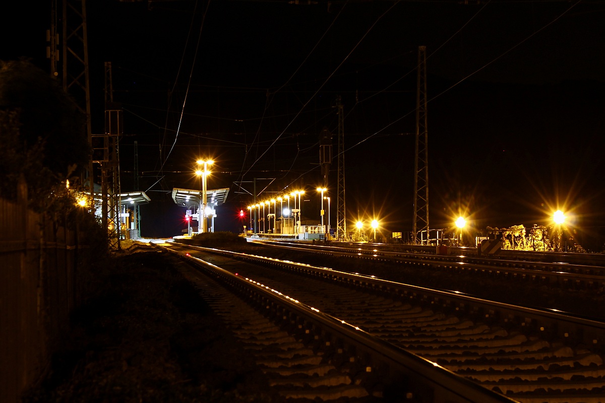 Nächtlicher Blick auf den Bahnhof von Kaub am Rhein(durch einen Mast geschaut). 14.09.2013
