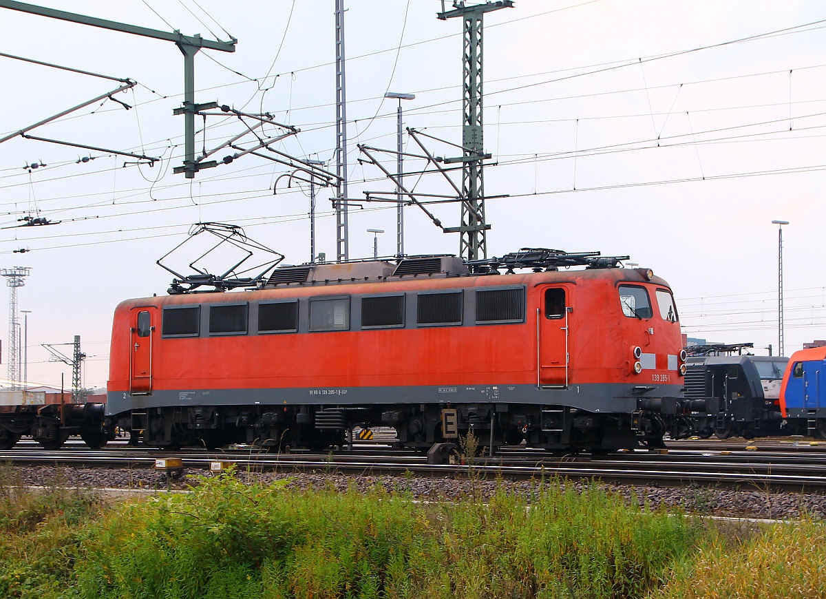 Nahezu ein täglicher Gast in Hamburg-Waltershof ist die EGP 139 285-1 die hier zwar im Portrait gezeigt wird aber mit einem ewig langen aus leeren Containertragwagen bestehenden Zug an uns vorbei fuhr. 06.09.2014