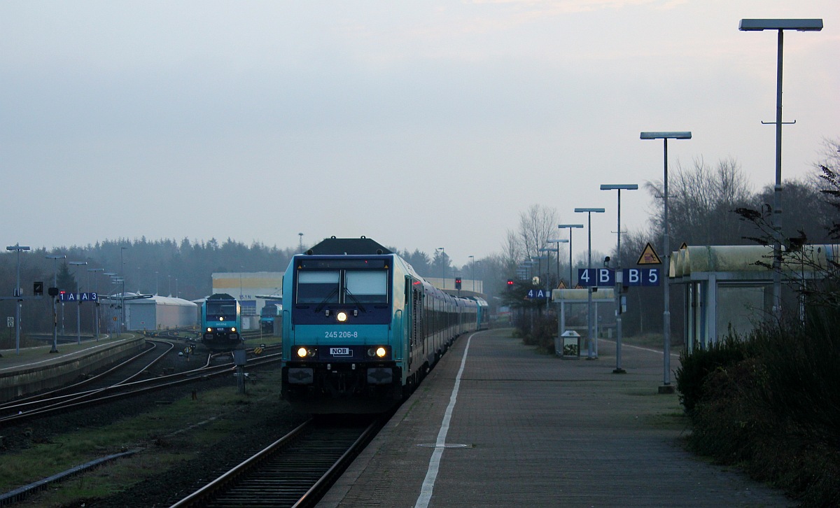 NAH.SH 245 206-8 hat hier mit der NOB nach Westerland Einfahrt in Husum. Neuerdings werden diese Züge mit 2 Loks gefahren wobei die jeweils hintere nicht mitläuft sondern als  Wagen  mitgezogen wird da wohl mal wieder ein Kabelfehler für Schwierigkeiten sorgt. Husum 19.12.2015