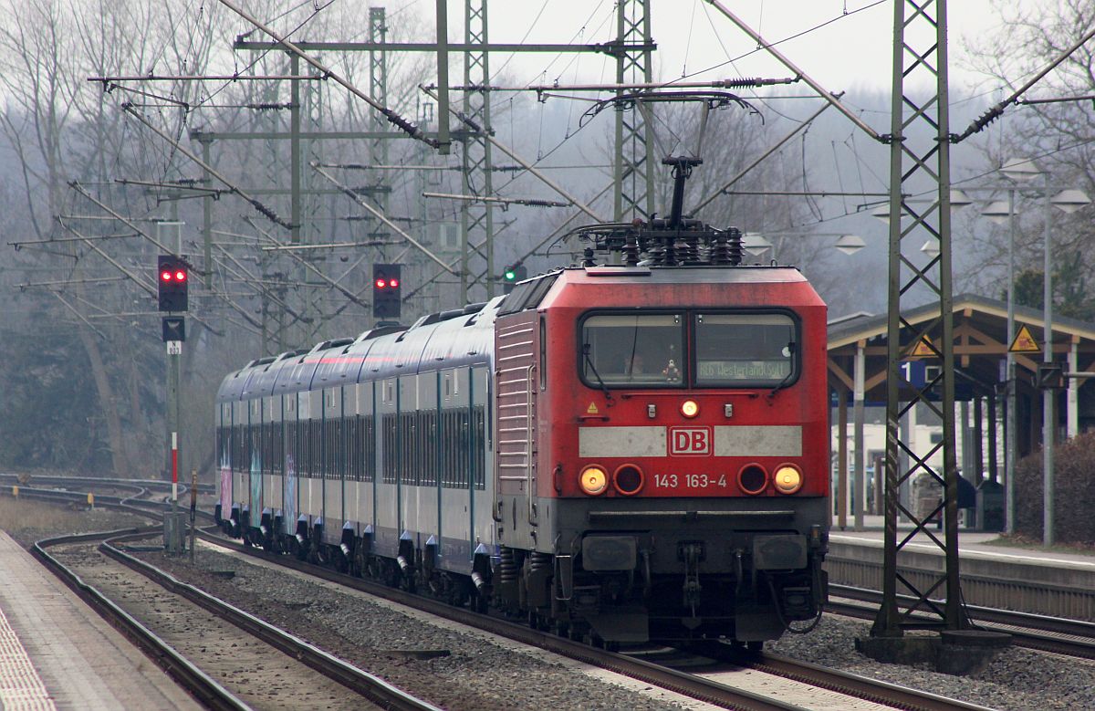 NAH.SH/DB Regio Kiel 143 163-4 mit dem Lr 70231(Flensburg - Hamburg-Langenfelde) überführte am 13.03.32017 eine Married-Pair Garnitur. Schleswig. 