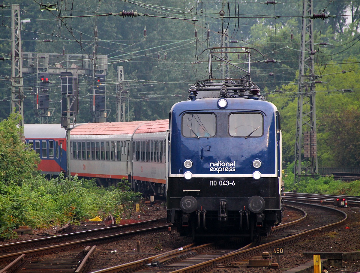 National Express 110 043-6 besser bekannt unter PRESS 6110 511-3 hat hier mit dem 125 Jahre Brillux Sonderzug Einfahrt in den Hamburger Hauptbahnhof, das Ziel ist Münster. HH 28.06.2014