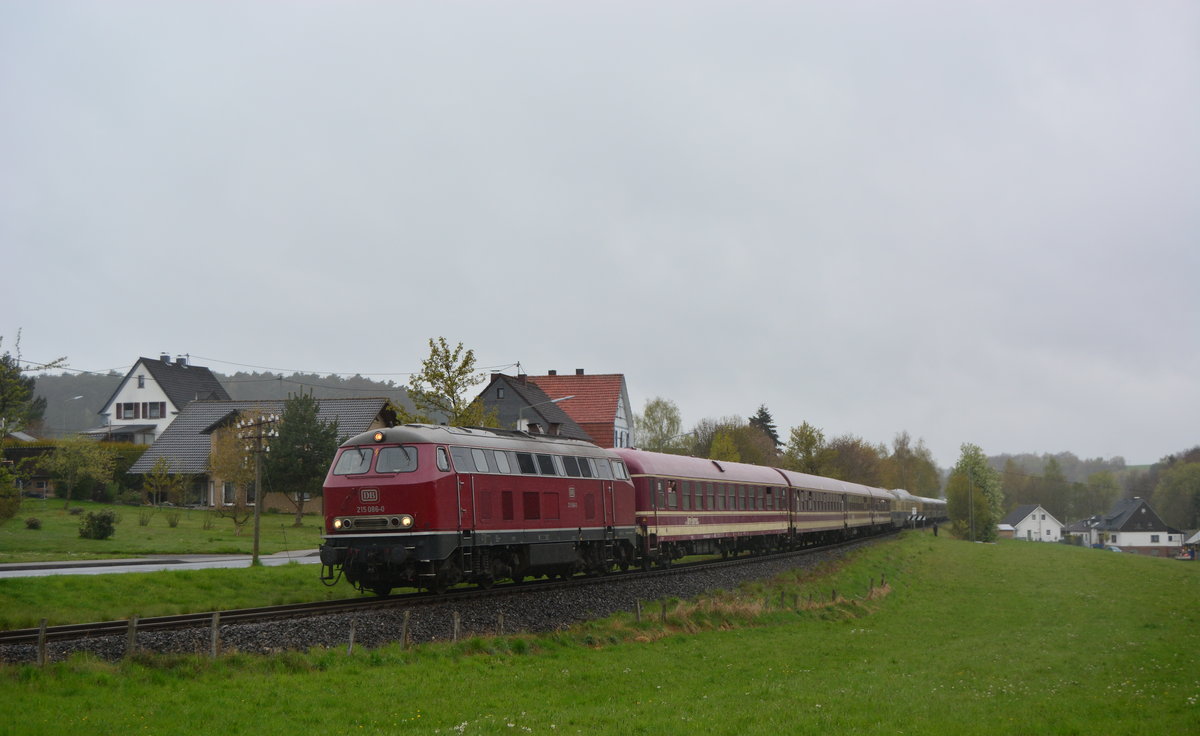 Nebenbahn, Telegrafenmasten und eine V160 Nebenbahn Feeling pur. Hier dieselt 215 086-0 mit Sonderzug und 52 4867 durch Obererbach.

Obererbach 22.04.2017