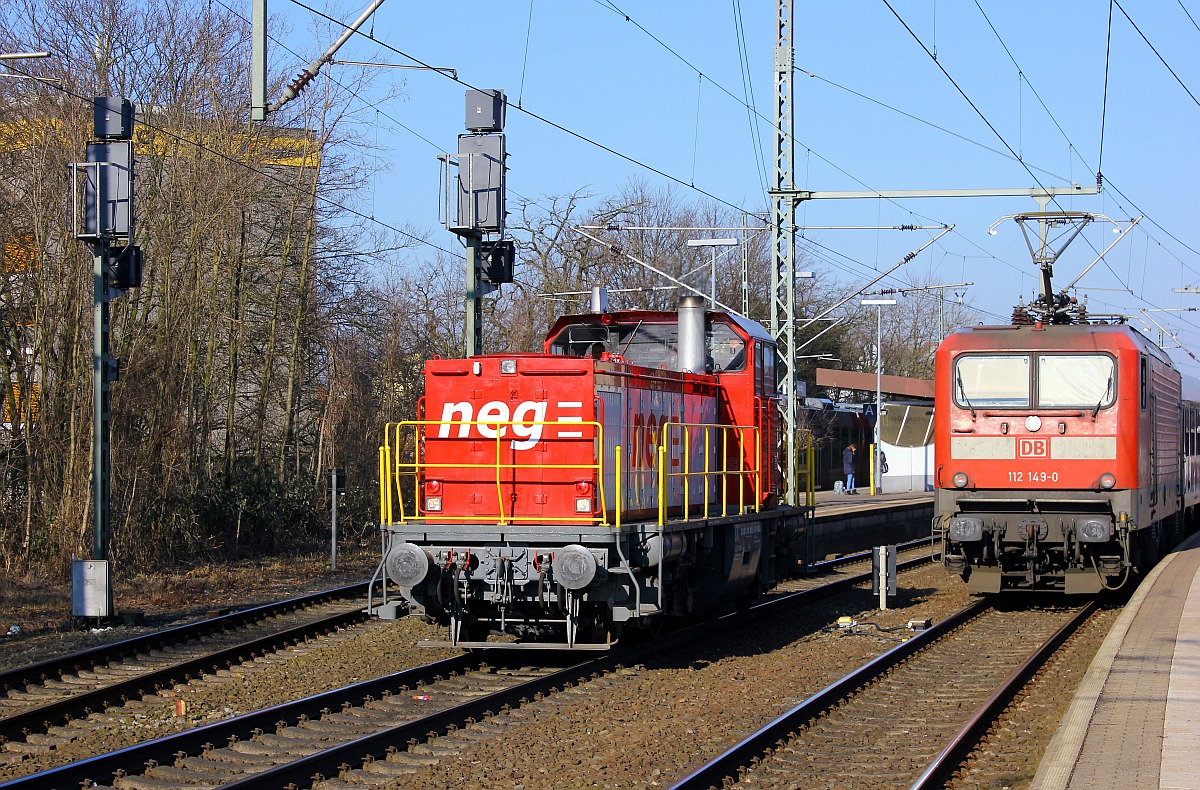 neg DL2/ 1 209 101-5 dieselt hier vorbei an der 112 149-0 die mit ihrer RB nach Kiel im Bhf Neumünster wartet vorbei Richtung Süden. Neumünster 17.02.2016