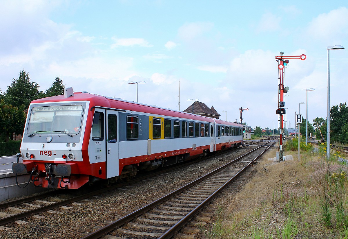 neg VT71(0629 071-2/0629 071-1)hat gerade die Kurswagen aus Dagebüll übergeben und rangiert nun zurück in den Bahnhof Niebüll/neg Teil. Niebüll 25.07.2015