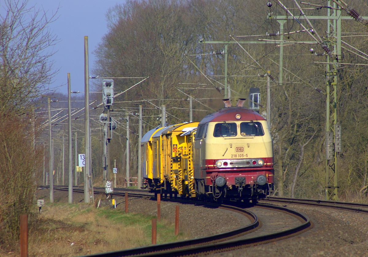 NeSa 1218 105-5 mit Bauzug aus Padborg/DK kommend kurz vor Schleswig 28.03.2017