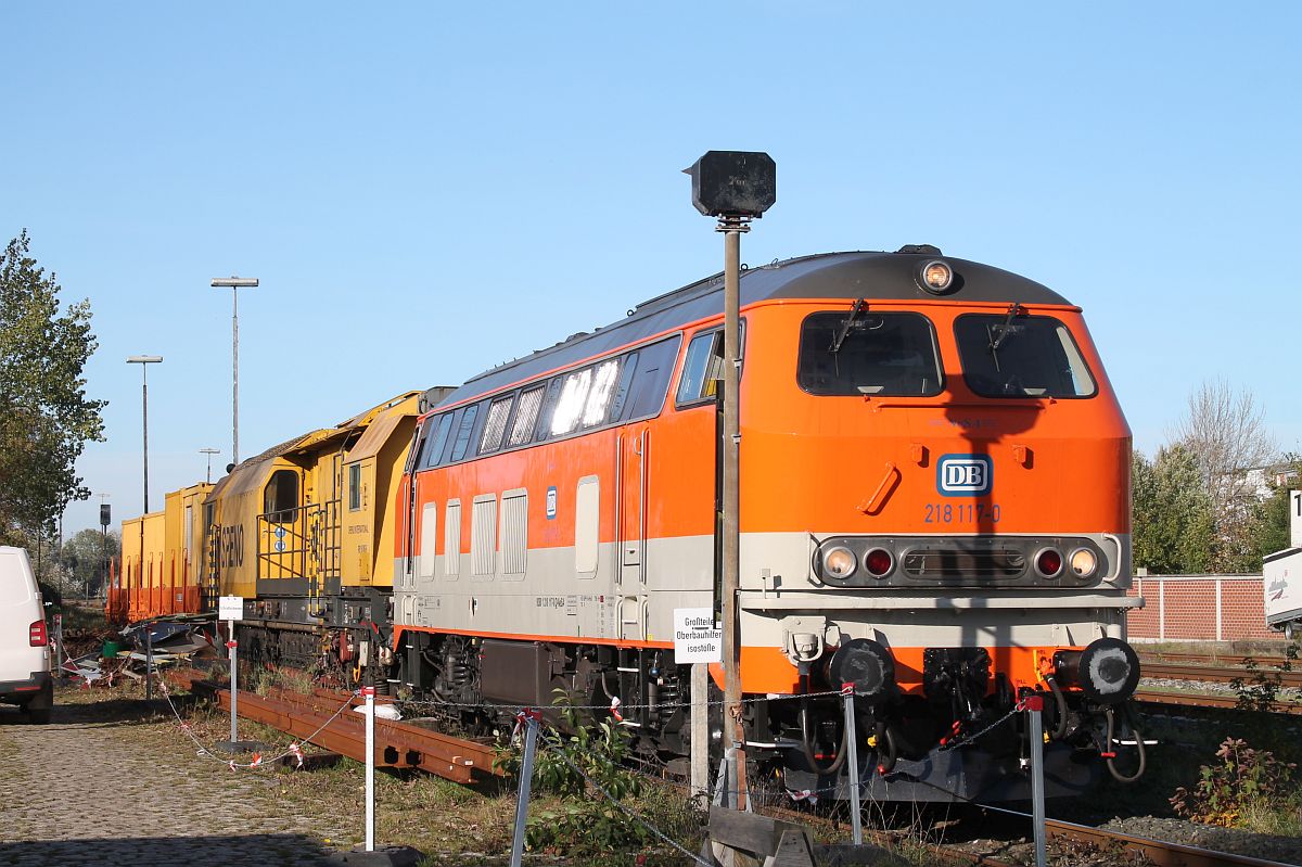 NeSA 218 117 mit dem SPENO Schienenschleifzug RR 16-MS-6, Husum Nord 28.10.2021
