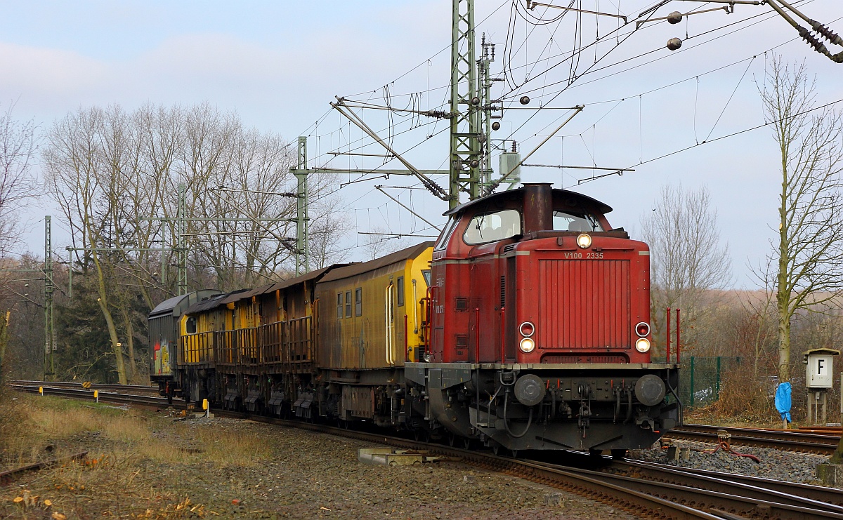NeSa V100 2335 mit Speno Schleifzug aufgenommen in Schleswig am 12.03.2016