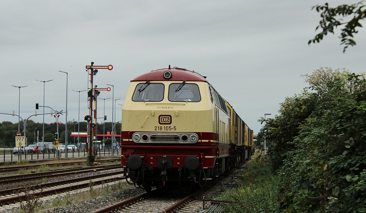 NeSA/DB 218 105-5, REV/HB X/22.11.19 mit Schweerbau Bauzug abgestellt in Niebüll. 26.09.2021 II