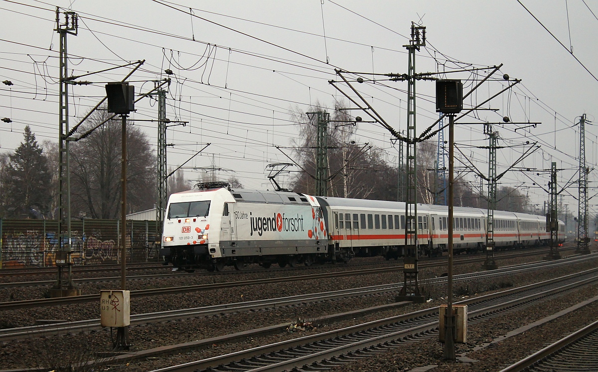 Neue Werbelok bei der DB, die 101 050-3  Jugend forscht  hat hier mit dem IC 2378 aus Göttingen Einfahrt in Hamburg-Harburg. 21.02.2015