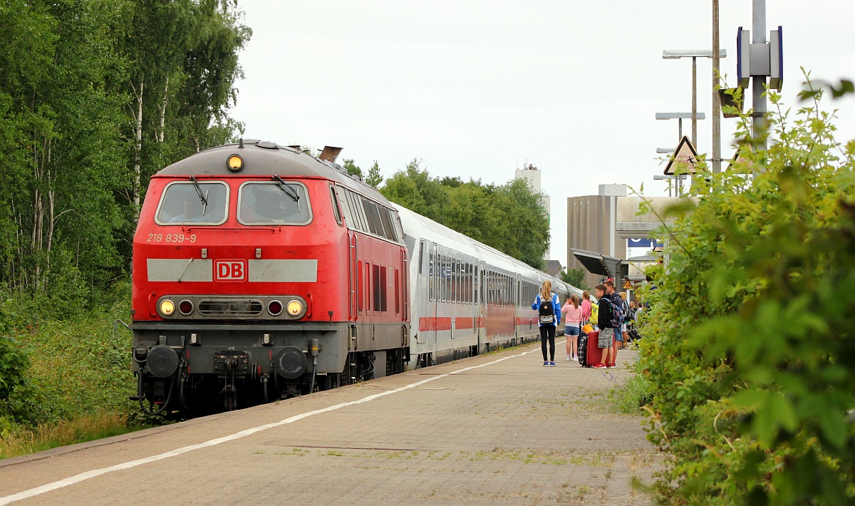 Nicht einfach aber machbar....IC 2375 nach Karlsruhe Hbf mit Zuglok 218 839 bei der Einfahrt in Husum. 14.07.2018