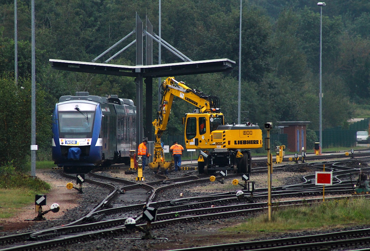 NOB VT 305/ 648 365/865 steht abgestellt im Bw der NOB an der Tankstelle in Husum nebenbei laufen noch leichte Gleisarbeiten. 10.09.2013