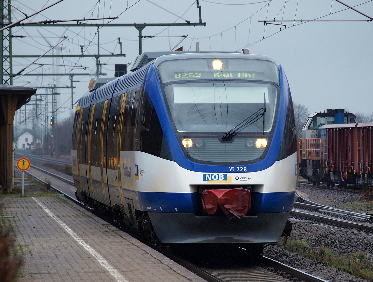 NOB VT 728 (0643 118/0943 118/0643 618)als RB nach Kiel hier kurz vor seinem Halt im Bhf Jübek. 01.04.2010