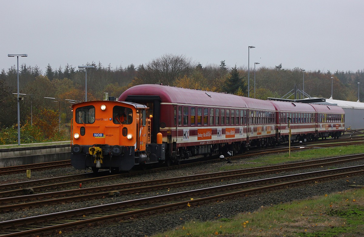 Northrail/NOB 3335 143-4(REV/D-KIEL/18.11.09)rangiert hier mit 4 Am Wagen des EVU Euro-Express die im Einsatz für den HKX sind im NOB Bw Bereich in Husum. 11.11.2015