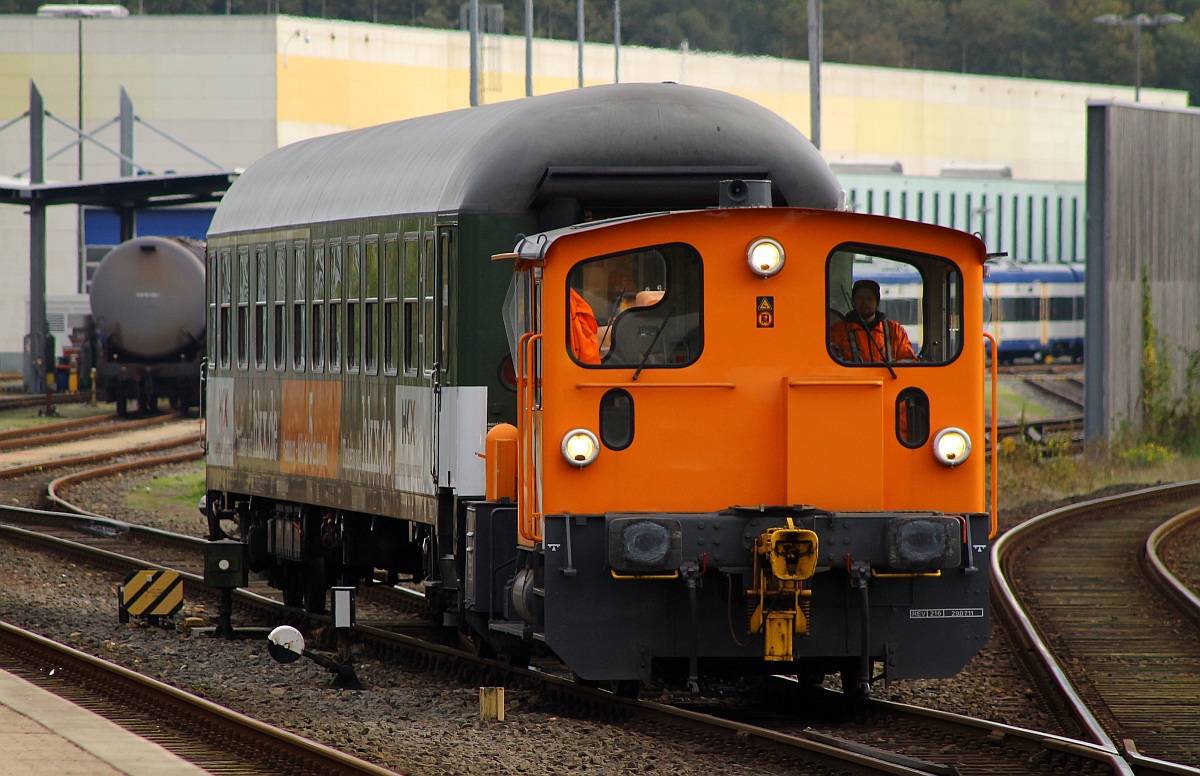 Northrail/NOB 335 106-1 mit dem Kurzstrecken HKX(ABm 225, 5680 31-70 186-1 D-CBB)auf dem Weg nach Husum-Nord in die Abstellung. Husum Bhf 19.10.2013