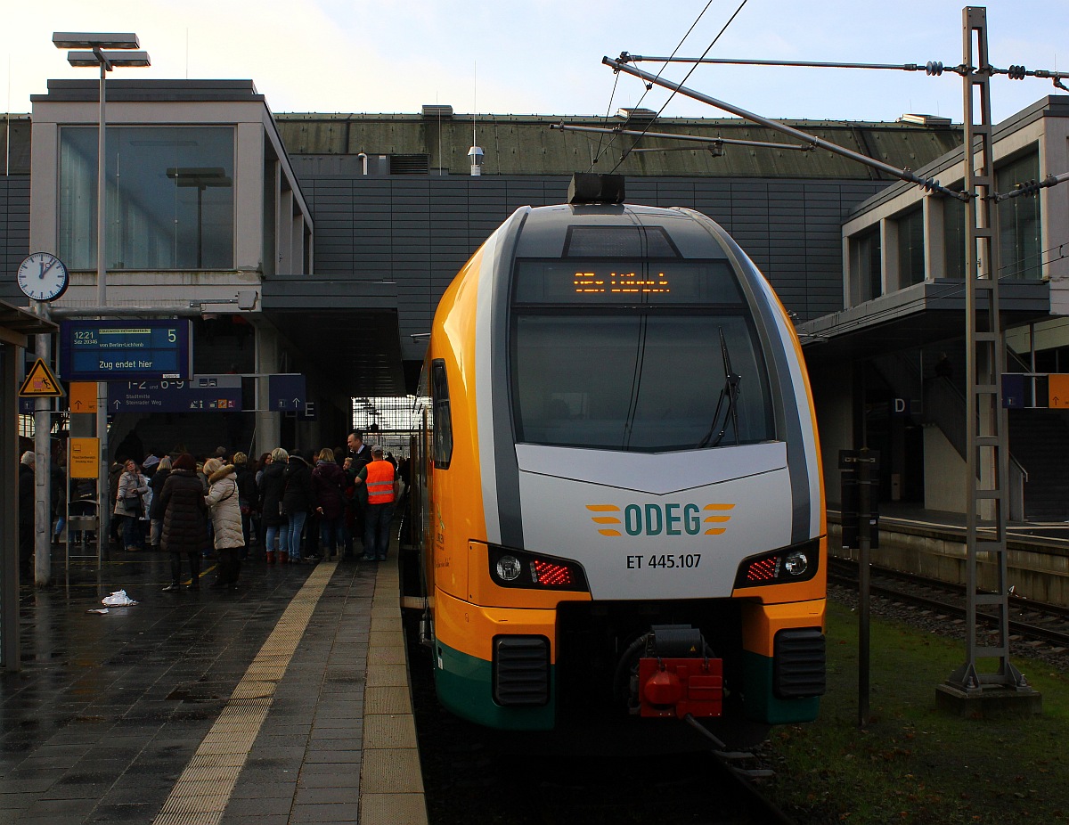 ODEG 445.107 der als Sonderzug aus Berlin kam aufgenommen von der wenig schön aussehenden Rückseite des Lübecker Hauptbahnhofes aufgenommen. 12.12.2015