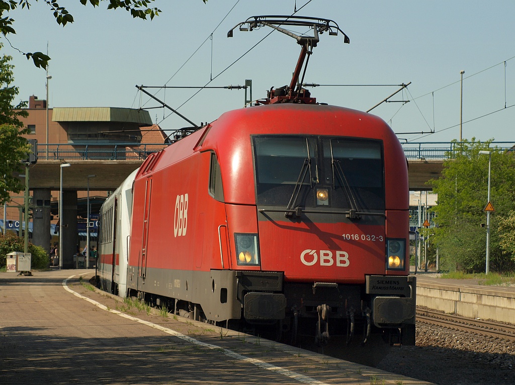 ÖBB 1016 032-2 mit dem IC 2191 aus Westerland/Sylt beim Halt in HH-Harburg. 07.05.11