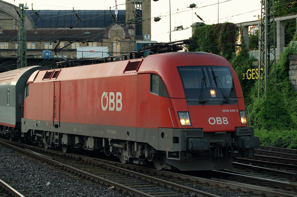 ÖBB 1016.040-6 verlässt hier HH-Hbf mit einem CNL aus München. 15.10.2011