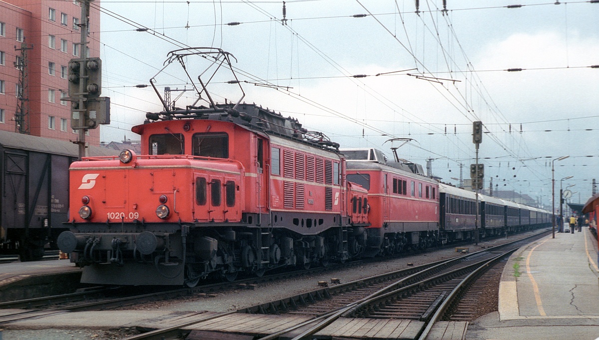 ÖBB 1020.09 + 1110.521 mit dem Orientexpress Innsbruck Hbf 09.09.1985