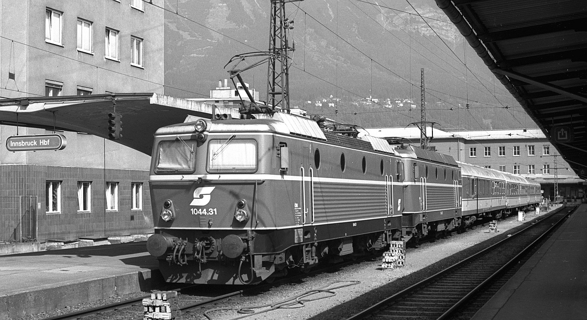 ÖBB 1044.31 + 1044.87 Innsbruck Hbf 04.09.1982