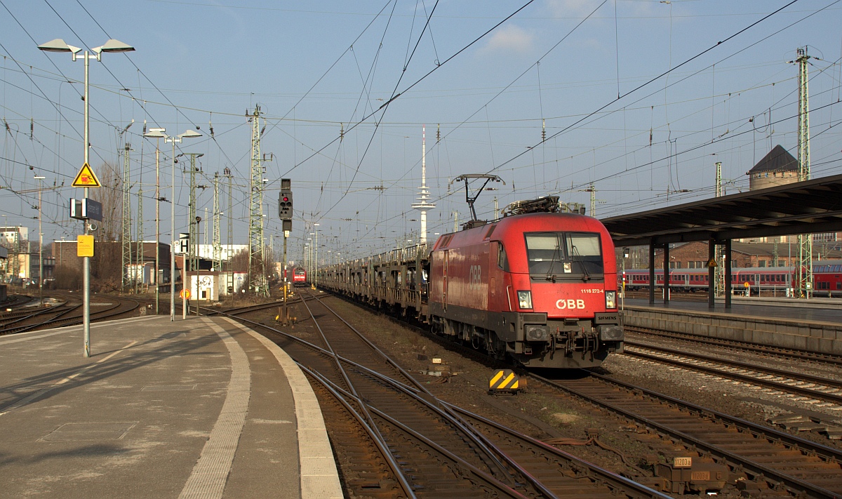 ÖBB 1116 272-4 durchfährt mit einem leeren Autotransportzug Bremen Hbf, links steht die 6146 103-8 mit einem RE nach Hannover. Bremen Hbf 03.03.2012(üaVinG)