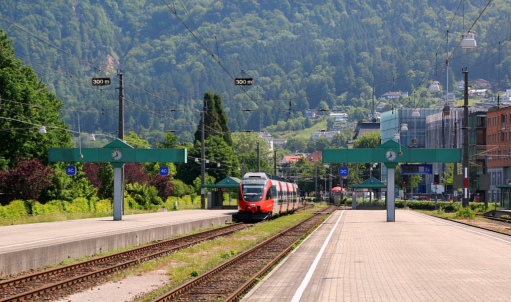 ÖBB 4024 027-7 nach Feldkirch hat hier Einfahrt in den Bahnhof von Bregenz. 02.06.12 
